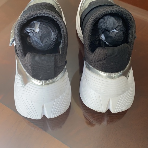 Alexander McQueen designer trainers. - Picture 5 of 8